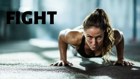 Девушка отжимается