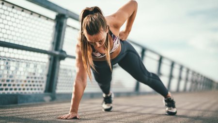 Девушка отжимается