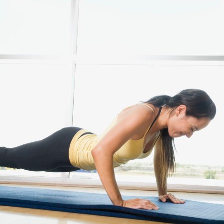 Девушка отжимается