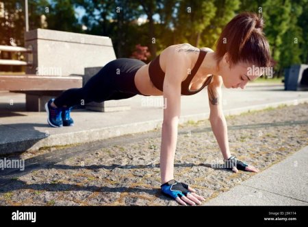 Девушка отжимается