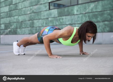 Девушка отжимается