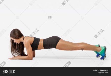 Девушка стоит в планке