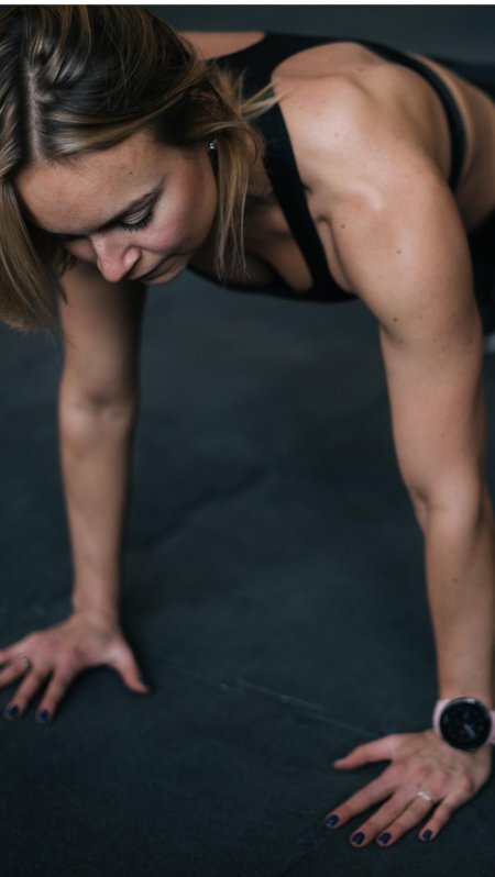 Девушка отжимается