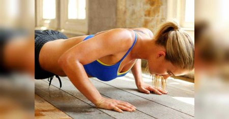 Девушка отжимается