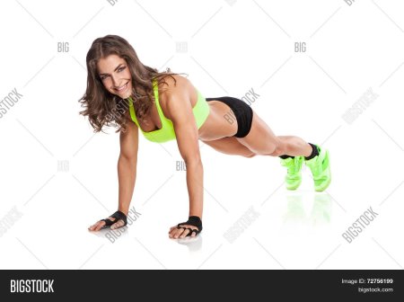 Девушка отжимается с гантелями