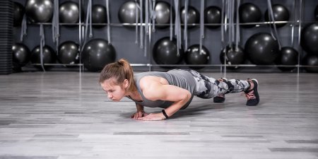 Девушка отжимается