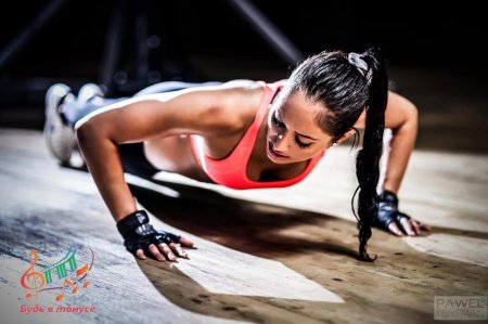 Девушка отжимается