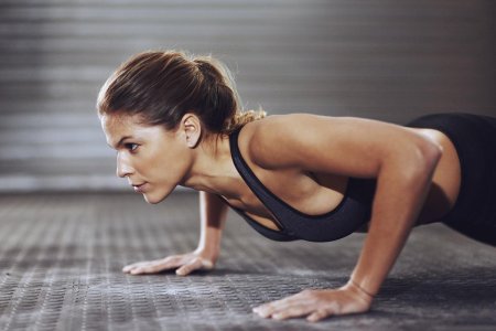 Девушка отжимается