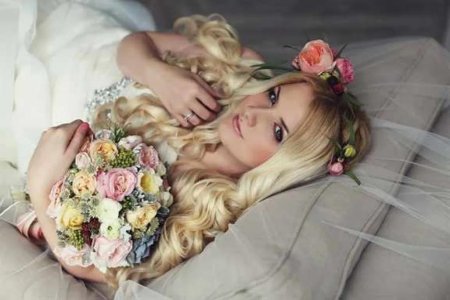 Красивые блондинки с цветами