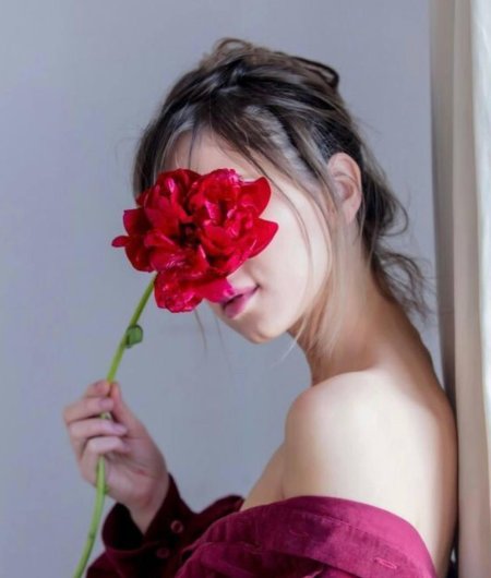 Девушка с красными пионами