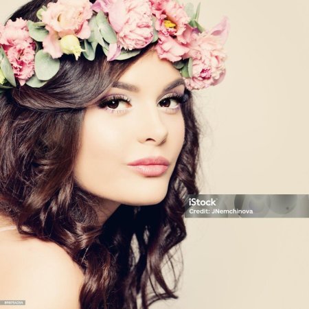Женщина фотомодель с цветами