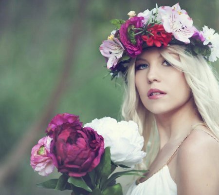 Девушка в цветочном венке