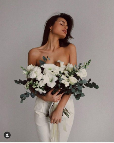 Фотосессия в цветах в студии