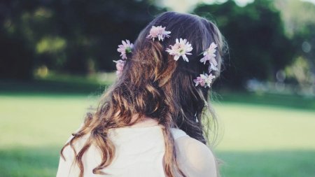 Девушка с цветами в волосах