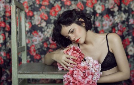 Девушка с цветами