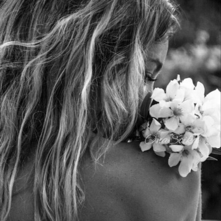 Девушка с цветам