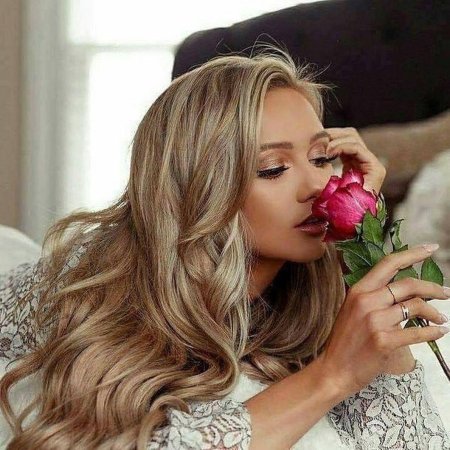 Красивые блондинки с цветами