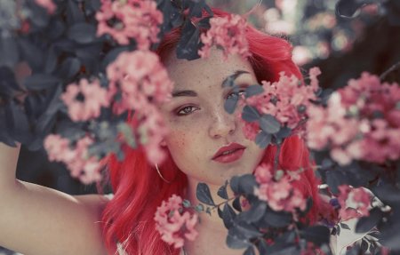 Девушка с красными розами