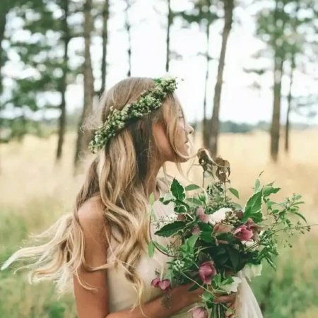 Девушка с венком на голове