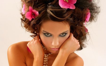 Девушка с цветами в волосах