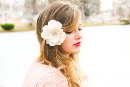 Девушка с цветком