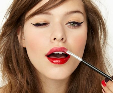 Девушка с помадой