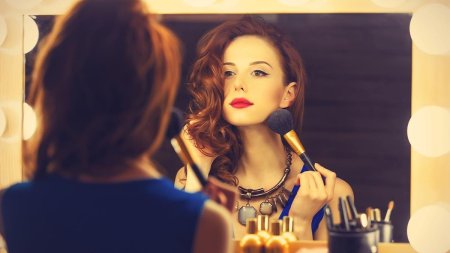 Девушка красится