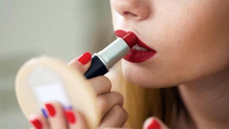 Девушка с помадой в руках