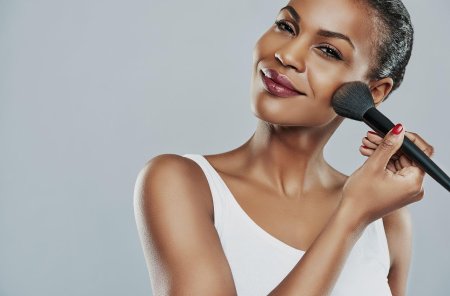 Девушка наносит макияж