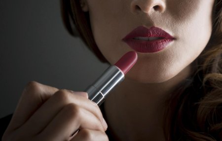 Красная помада