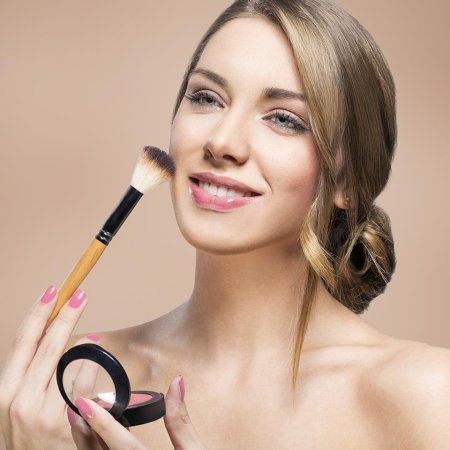 Девушка красится