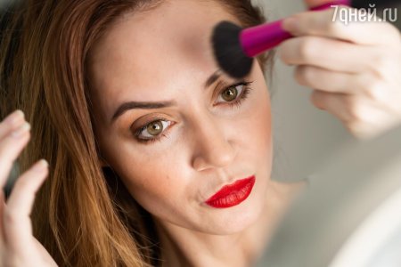 Делать макияж