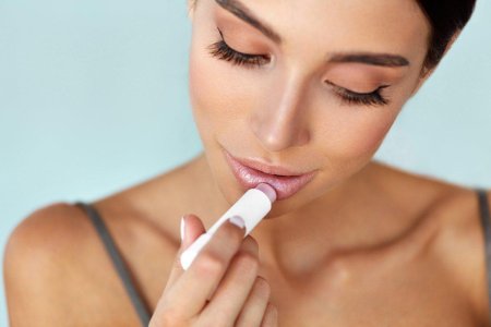 Девушка с гигиенической помадой