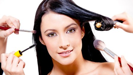 Красивая девушка парикмахер