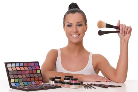 Девушка с косметикой