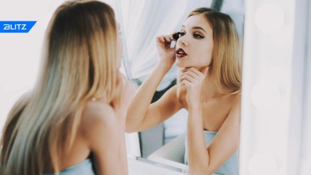 Девушка наносит макияж