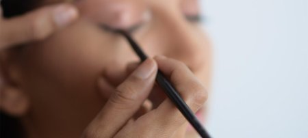 How to apply eyeliner