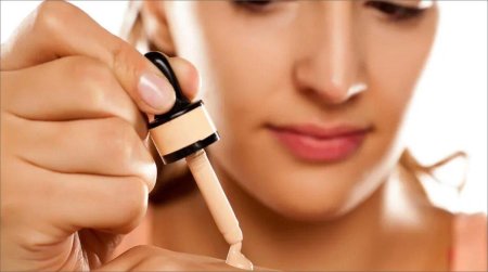 Девушка с тональным средством