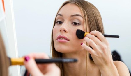 Девушка красится