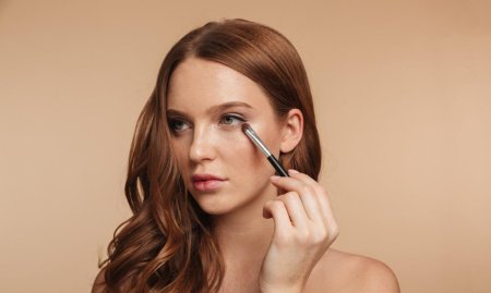 Девушка наносит макияж