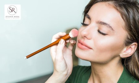 Девушка красится