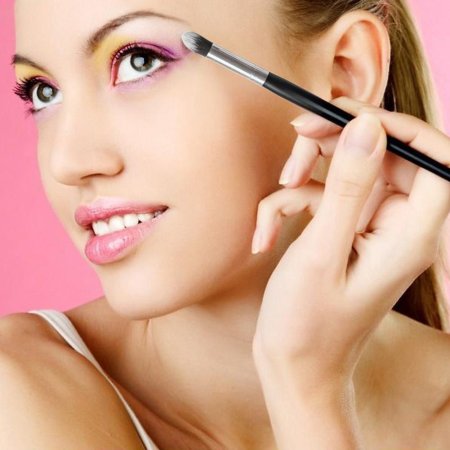 Девушка красит глаза