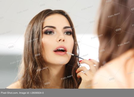 Девушка наносит макияж