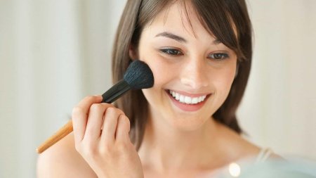 Девушка красится