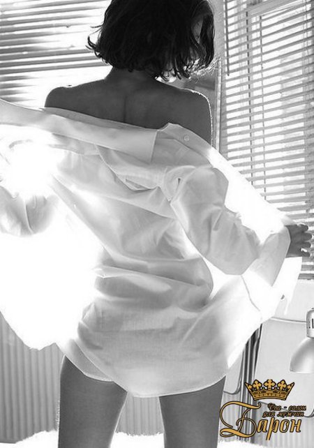 Девушка в мужской рубашке