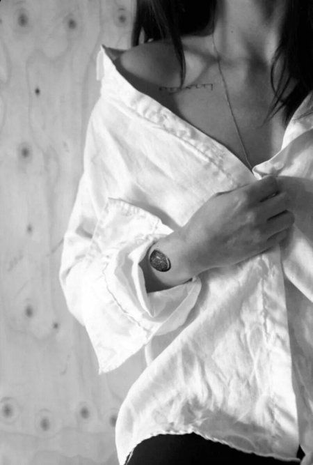 Девушка в рубашке