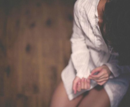 Девушка в мужской рубашке