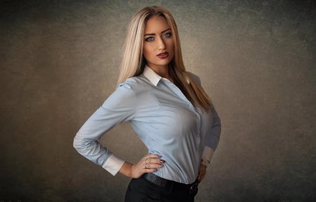 Девушка в блузке