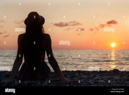 Девушка на море со спины