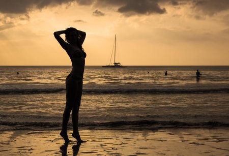 Девушка на закате у моря